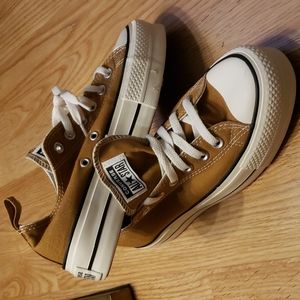 Converse All Star, low top platform. NEW. Earth tone color